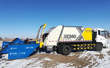 币游压缩式垃圾车在新疆昌吉作业