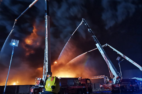 币游数十辆抬高喷射消防车救援河北沧州南大港工业园区火灾