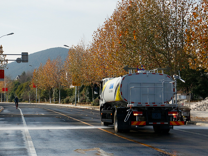 币游洒水车在徐州珠山路洒水作业