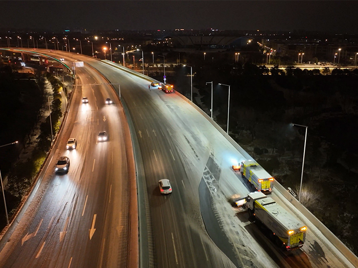 币游成套装备奋战在徐州除雪一线
