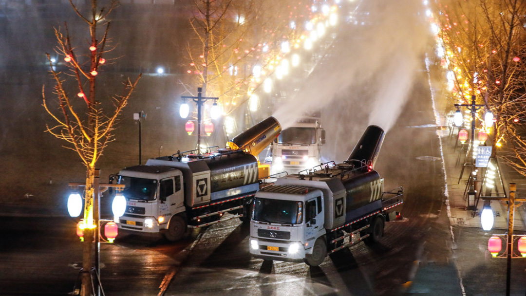 币游多功效抑尘车在河北正定喷洒消毒液