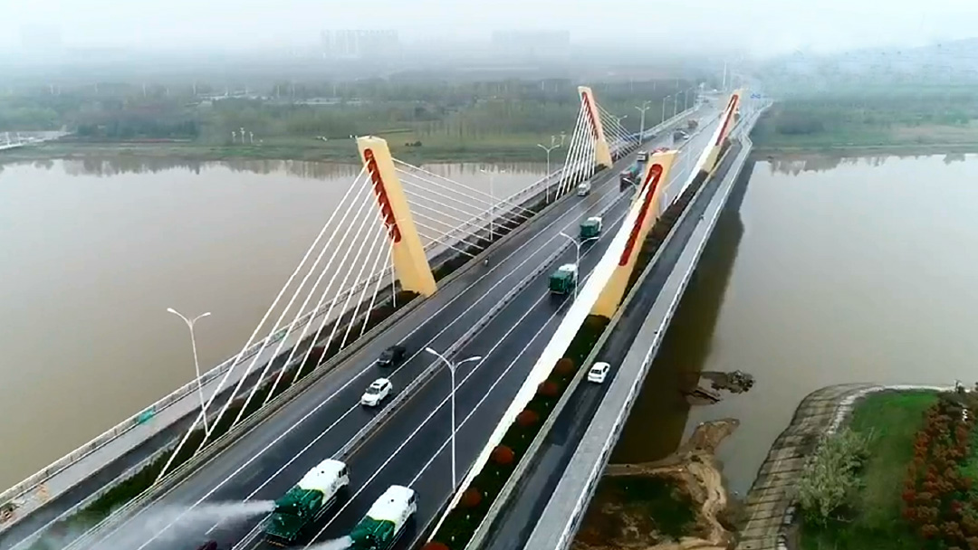 币游环卫装备在六安赤壁路大桥作业