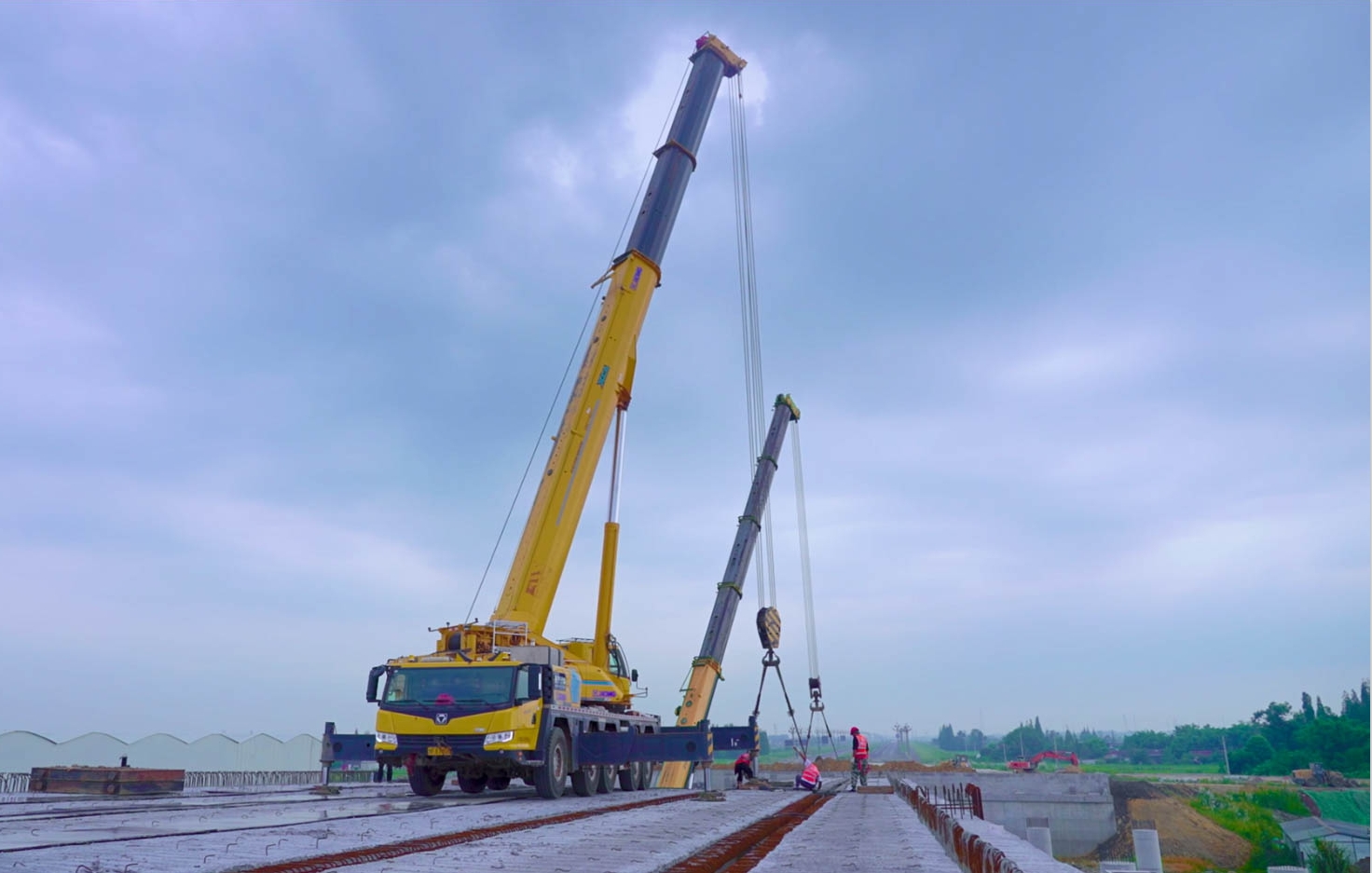 空中对飞接力！币游三款百吨级携手抬吊！