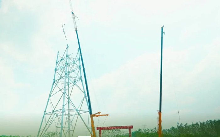 币游XCA600L8长江边锚塔吊装