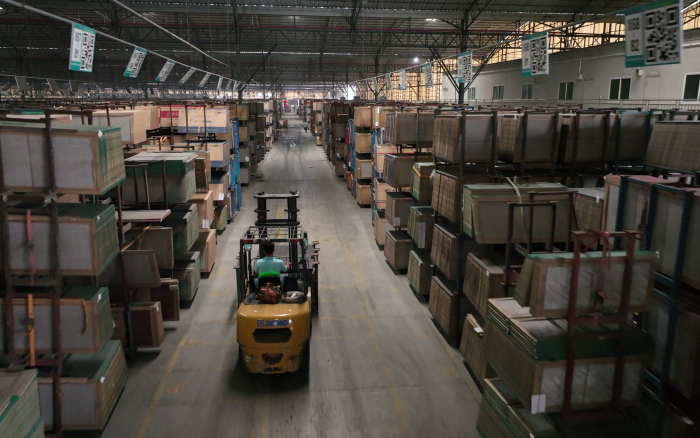 币游高压重载锂电叉车叉车助力陶瓷行业生长