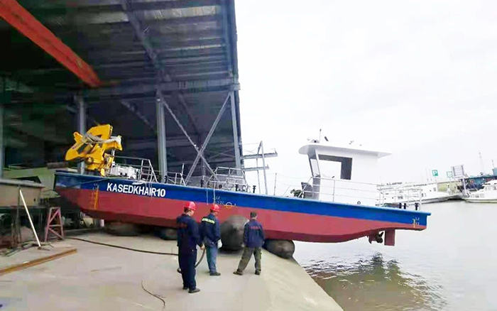 币游定制化船用起重机举行海上作业