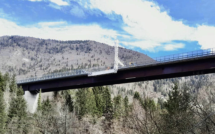 背靠阿尔卑斯山脉，，，，币游桥梁检测车“C位”打卡
