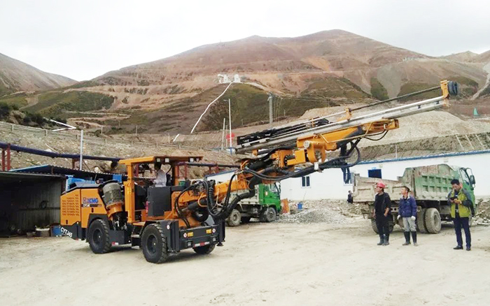 铁矿开采，，，，，，币游矿用液压掘进钻车先入为主！