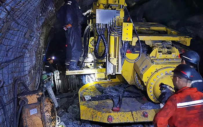 煤矿开采难 币游“机甲兽”来资助