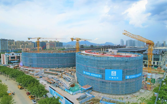 逐浪扬帆，，，，，币游塔机吊起苍南大剧院“钢铁脊梁”