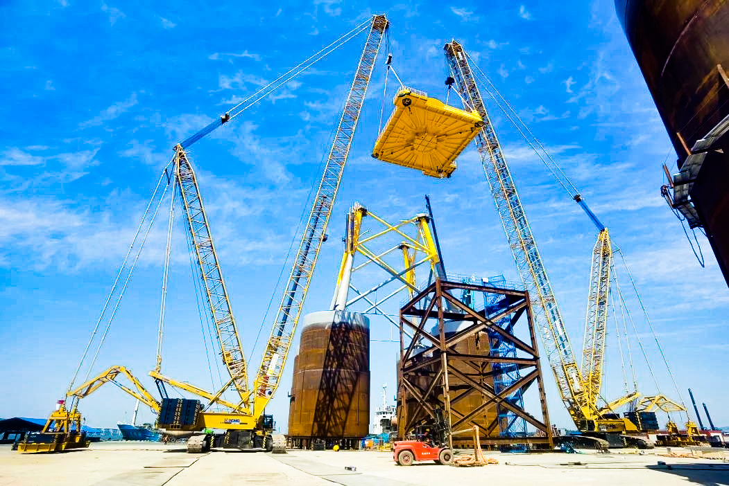 总重1972吨！币游XGC12000助力大型导管架总组顺遂吊装