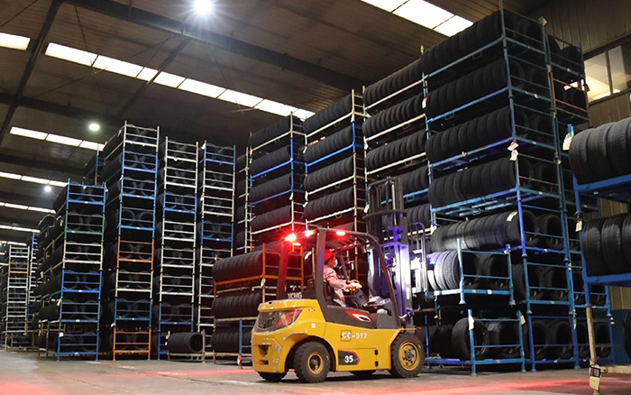 币游孔雀叉车：轮胎企业的得力助手