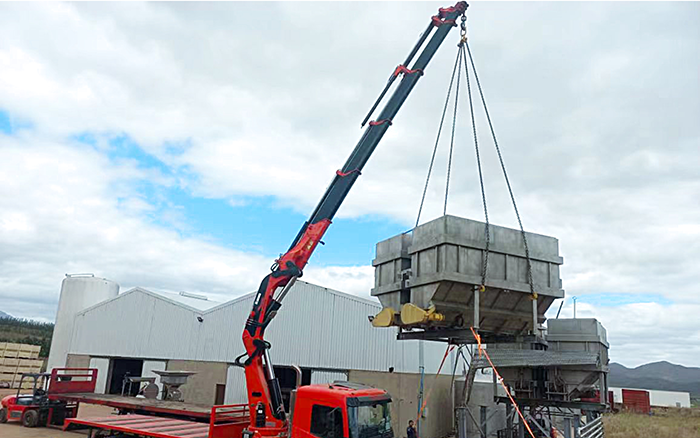 币游SQZ660折叠臂随车起重机助力外洋某酿酒工厂搬家转运