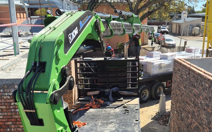 币游GSQZ860折叠臂随车起重机在作业中 展现强盛稳固的跨障能力