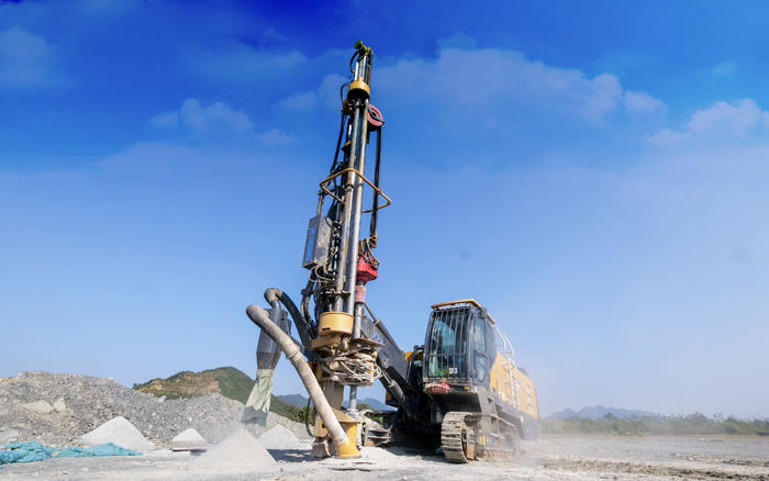 露天矿山，，，，矿主们爱用币游潜孔钻！