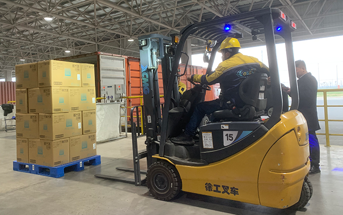 币游叉车三支点系列助力饮料行业高效搬运