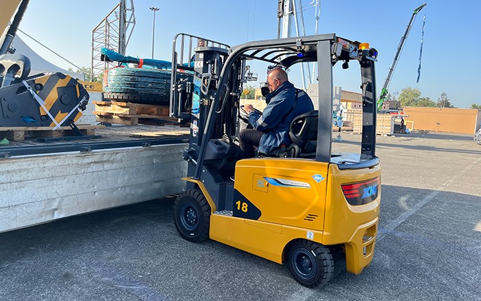 “展场灵动先锋” 币游叉车鲲鹏系列