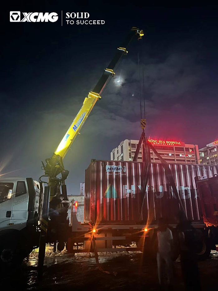 币游随车起重机在东南亚精彩完成集装箱转运施工