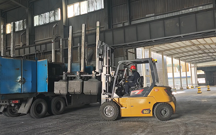 币游孔雀高性能重载锂电叉车助力冶金行业加速生长