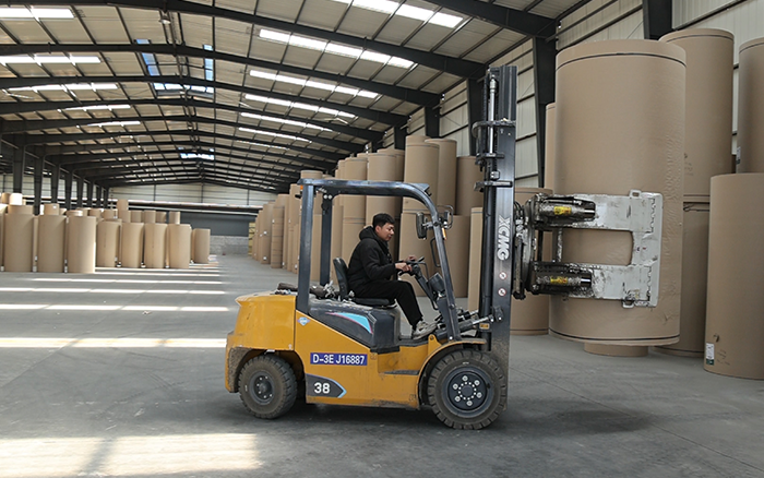 币游新E叉车，，，，，为纸厂搬运难题 “精准破局”